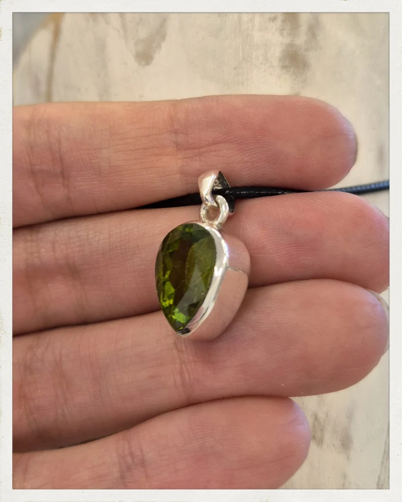 Colgante de peridoto facetado y plata