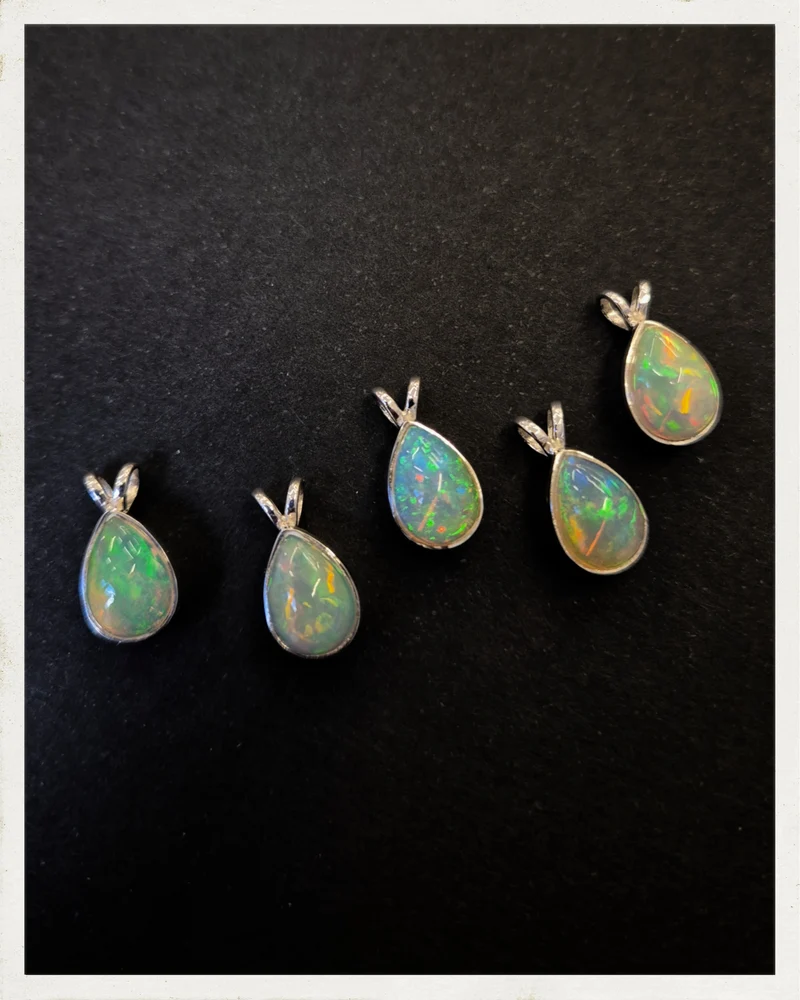 Colgante de lágrima de ópalo noble y plata (EXCLUSIVO ONLINE)