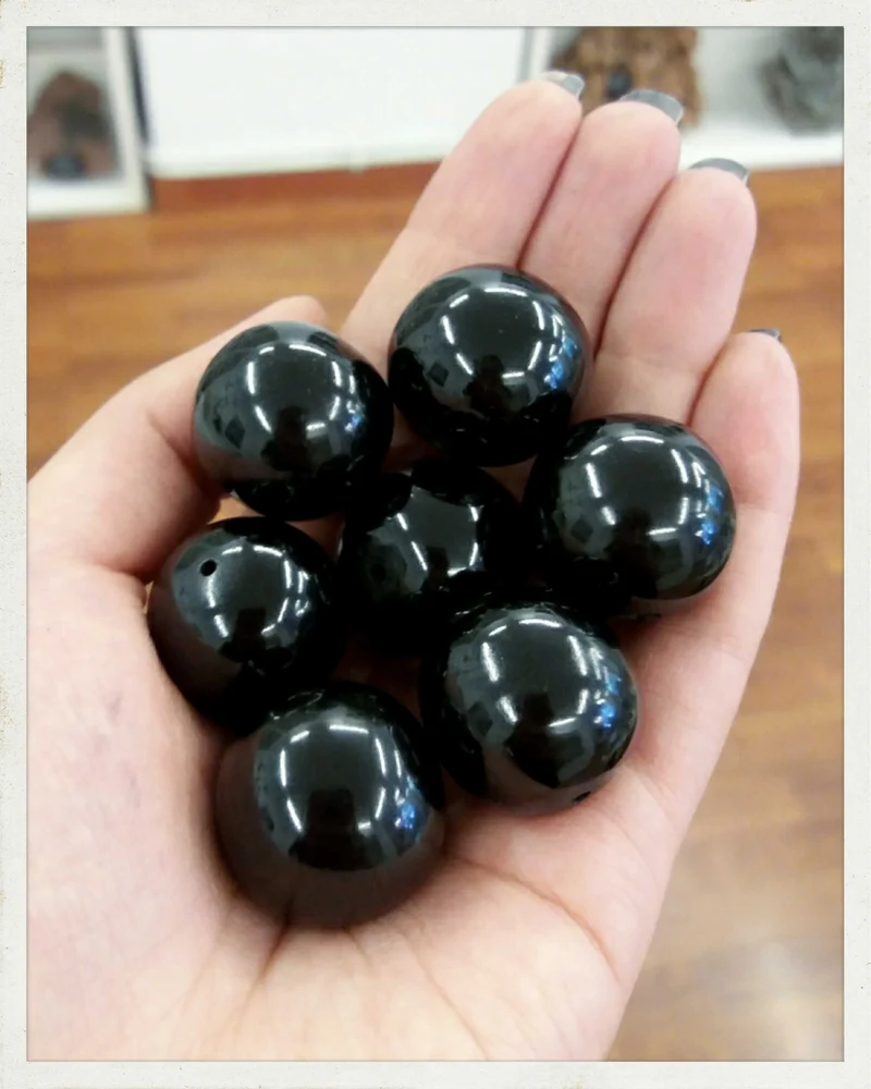 Azabache esférico perforado