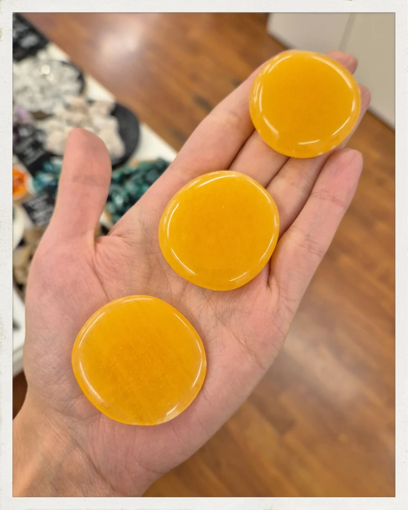 Rodado plano de calcita naranja