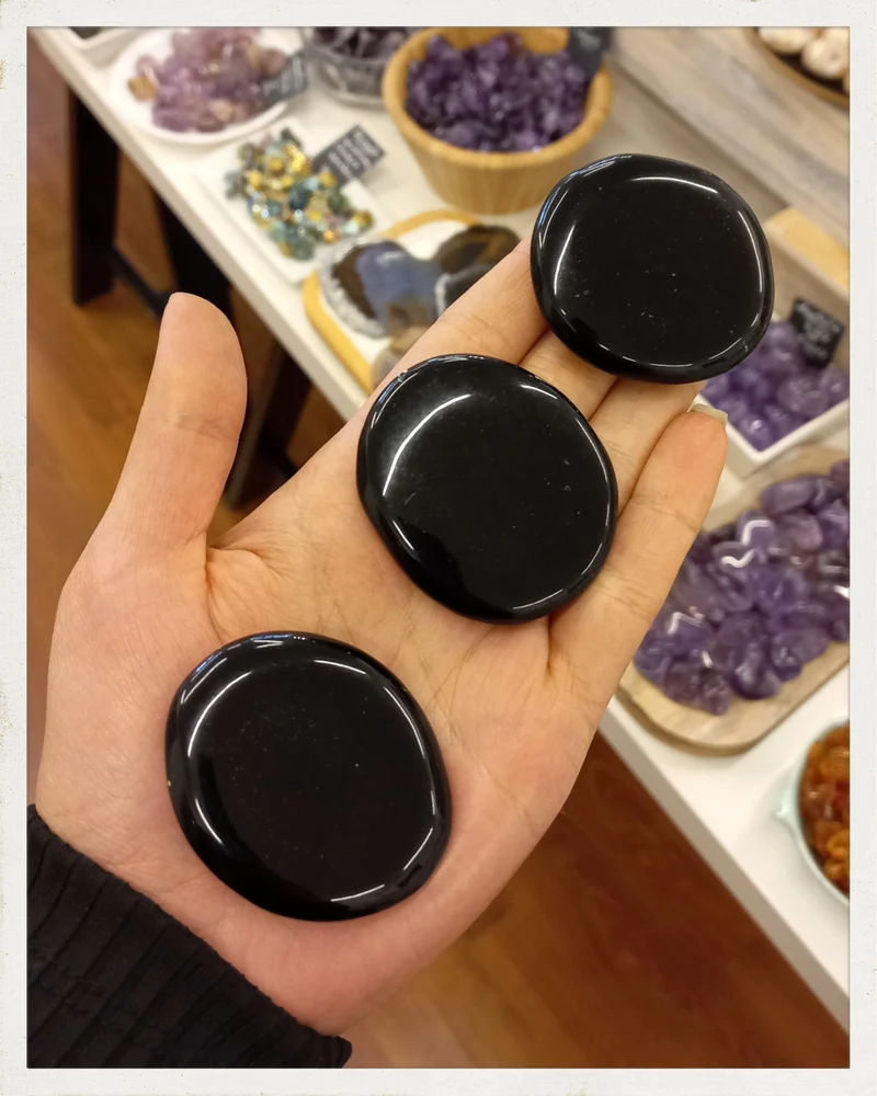 Rodado plano de obsidiana grande