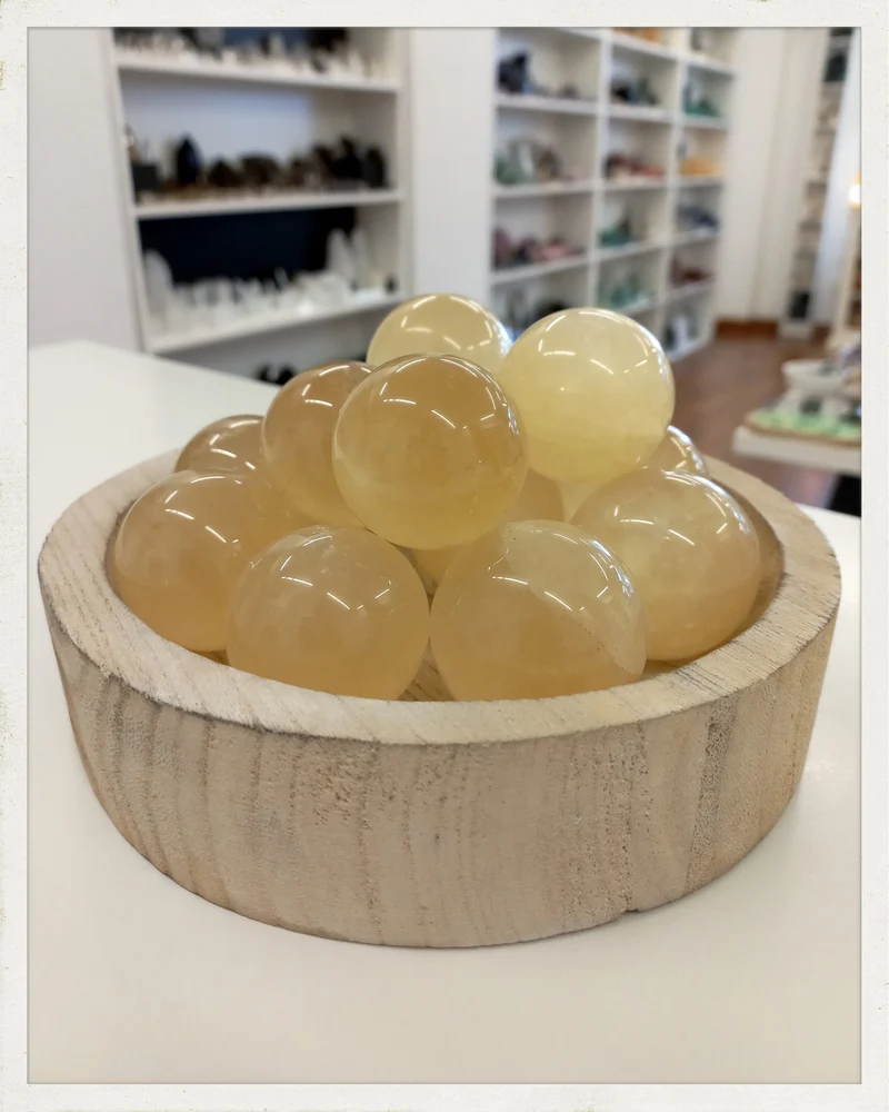 Esfera de calcita amarilla