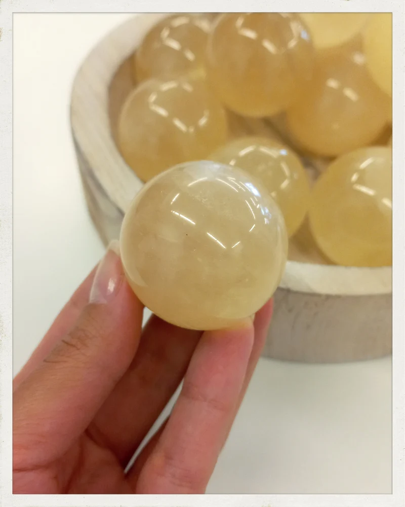 Esfera de calcita amarilla