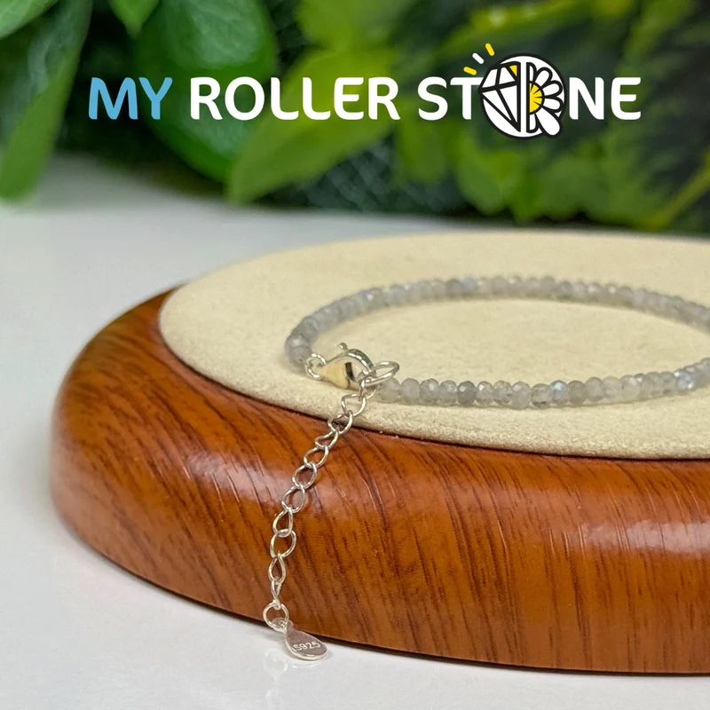 Pulsera de cuentas facetadas de labradorita con cierre de plata 925.