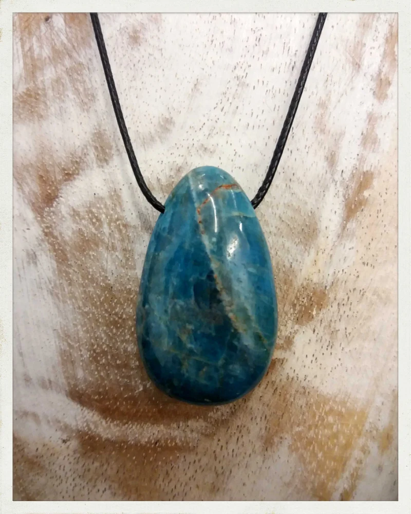 Colgante de apatito azul perforado