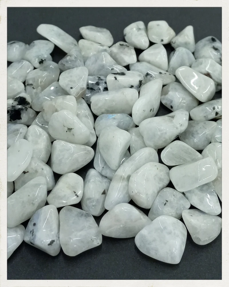 Rodado pequeño de piedra luna (variedad labradorita blanca)