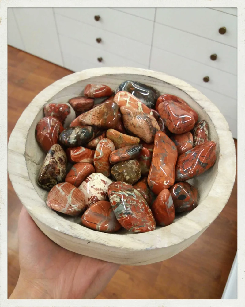 Rodado de jaspe brecha (jaspe sardo)