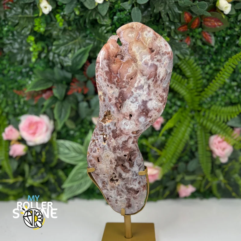 Rebanada de amatista rosa sobre un soporte giratorio