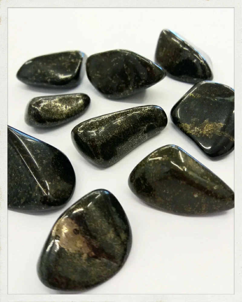 Rodado de jade negro con pirita