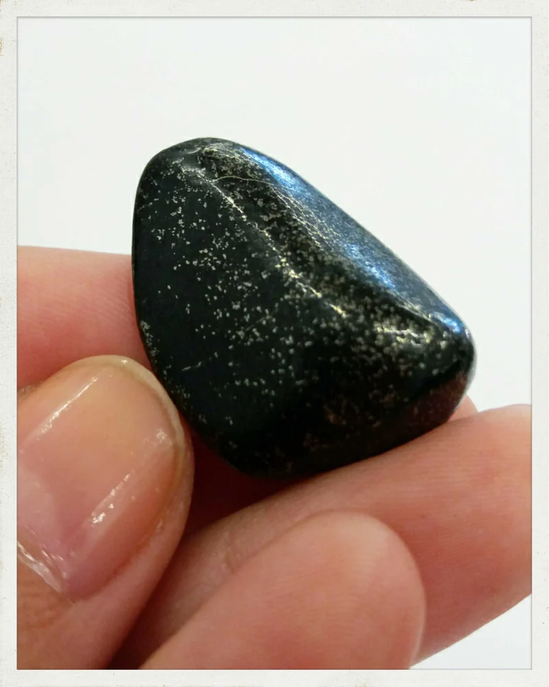 Rodado de jade negro con pirita