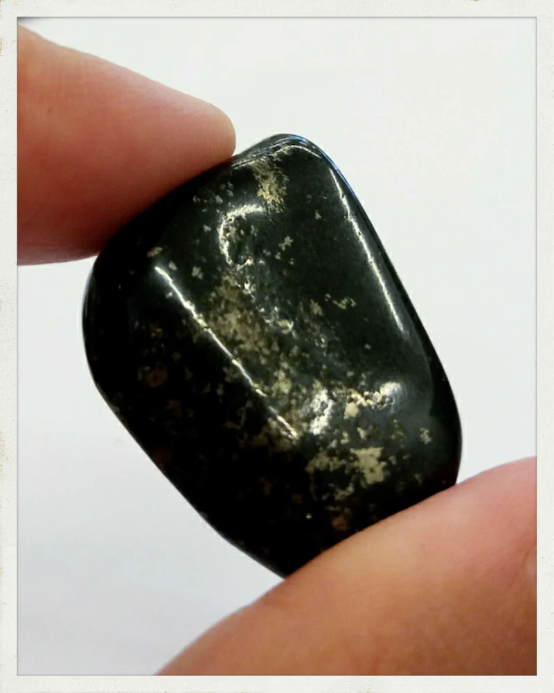 Rodado de jade negro con pirita