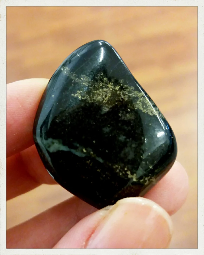 Rodado de jade negro con pirita