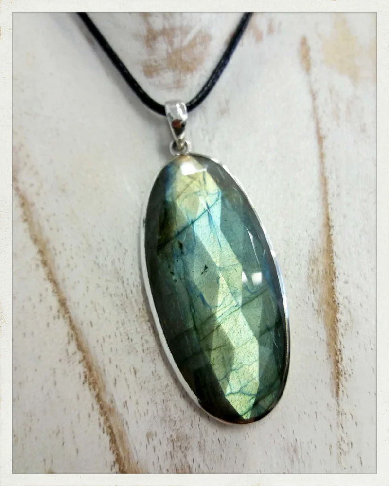 Colgante de labradorita y plata (EXCLUSIVO ONLINE)