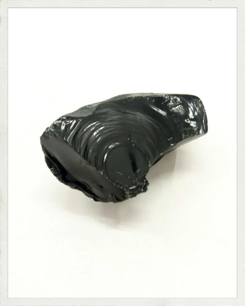 Obsidiana en bruto grande