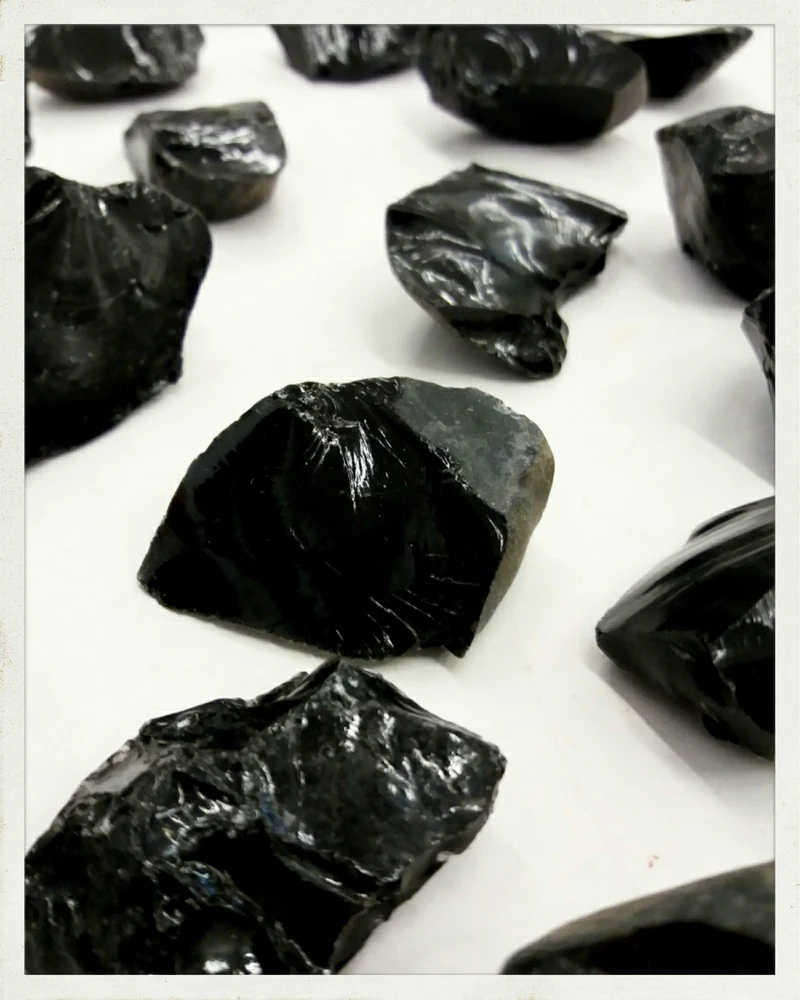 Obsidiana en bruto grande