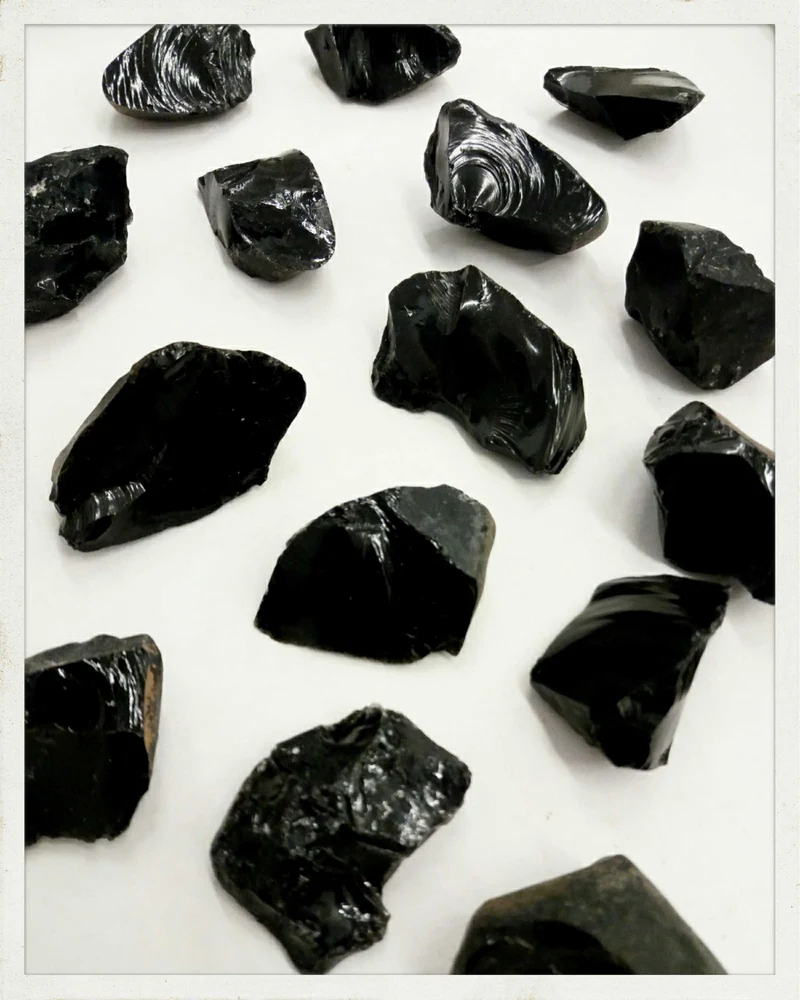 Obsidiana en bruto grande