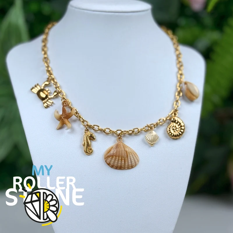 Collar babero con colgantes de acero inoxidable y conchas marinas.