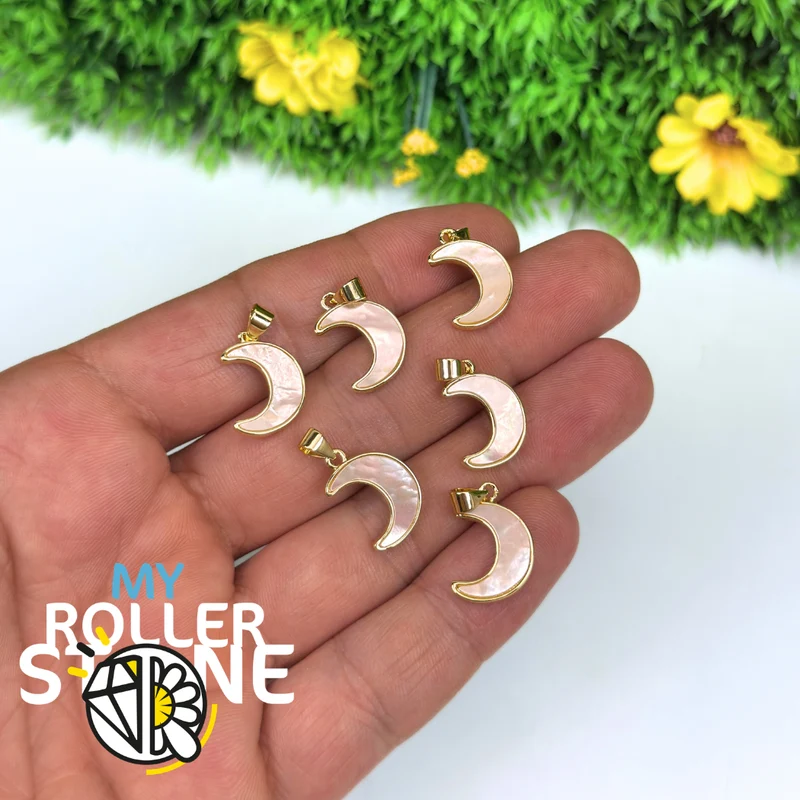 Colgante de luna engastado en oro y nácar blanco.