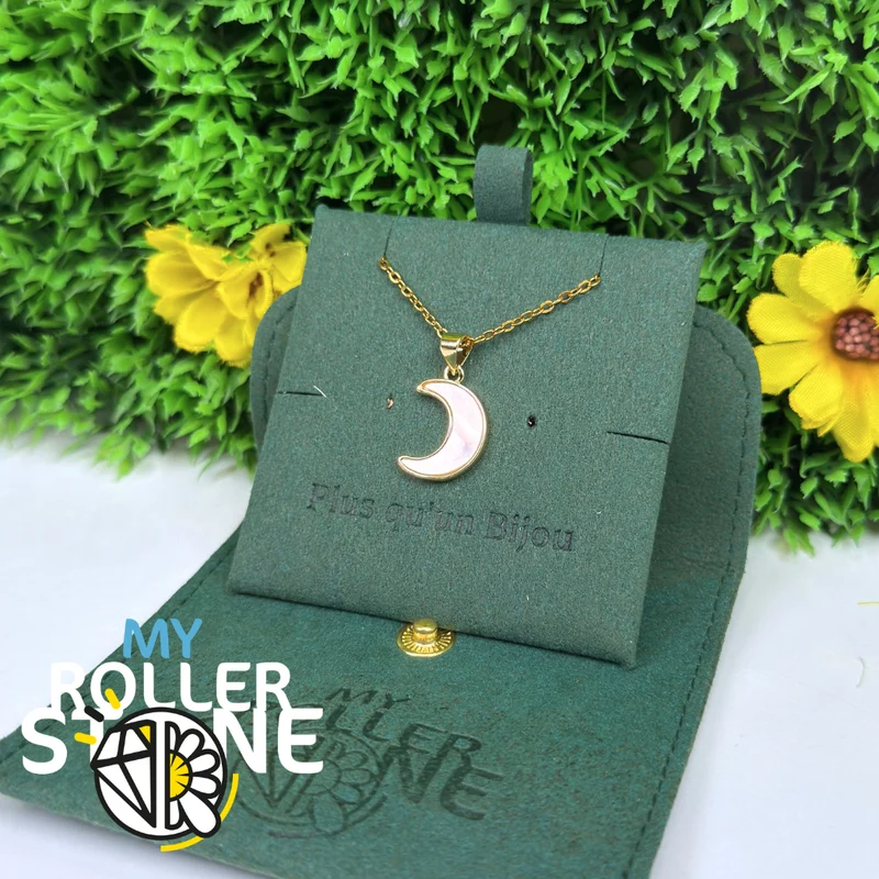 Colgante de luna engastado en oro y nácar blanco.