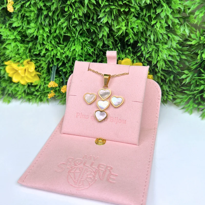 Collar con colgante de corazón y nácar en acero inoxidable.