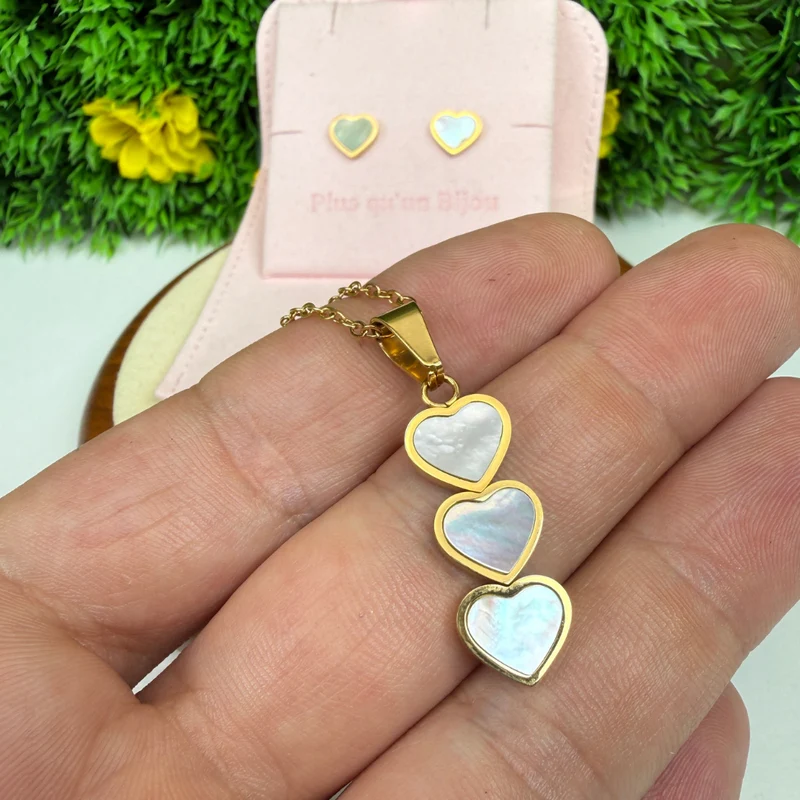 Collar con colgante de corazón y nácar en acero inoxidable.