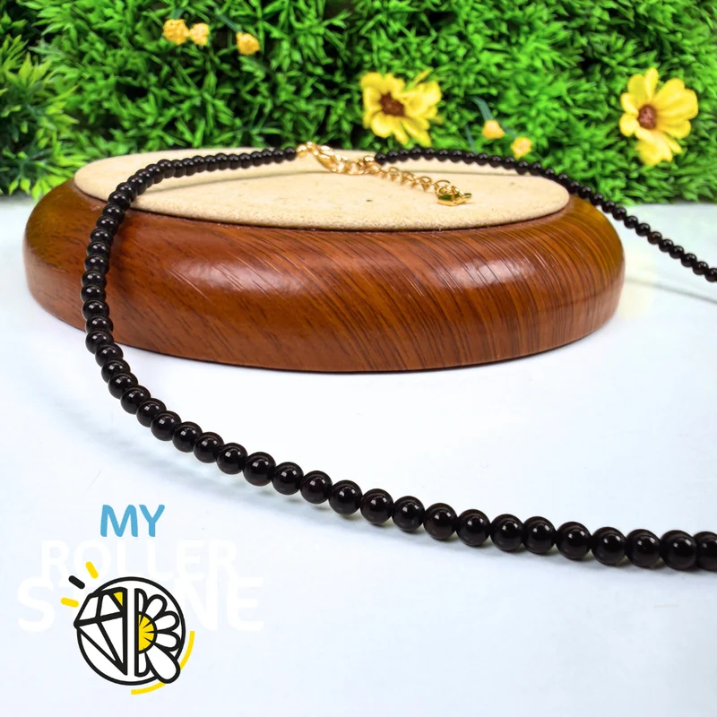 Collar de ónix de 4 mm con cierre de acero chapado en oro.