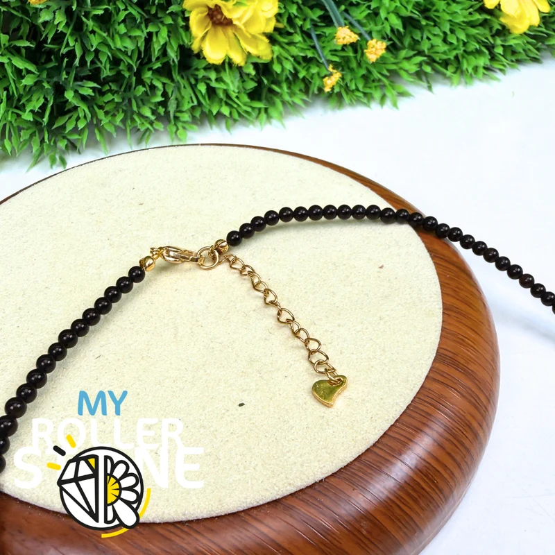 Collar de ónix de 4 mm con cierre de acero chapado en oro.