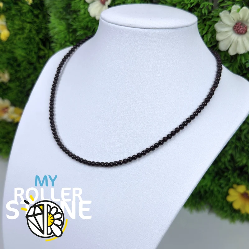 Collar de ónix de 4 mm con cierre de acero chapado en oro.