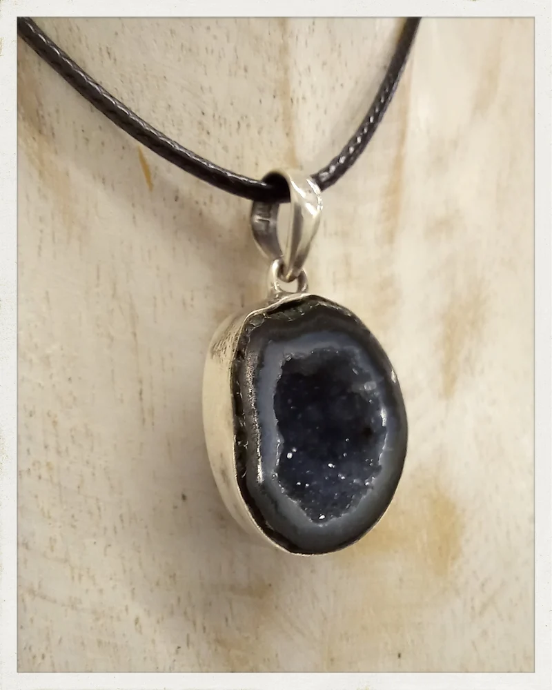 Colgante de geoda de ágata y plata