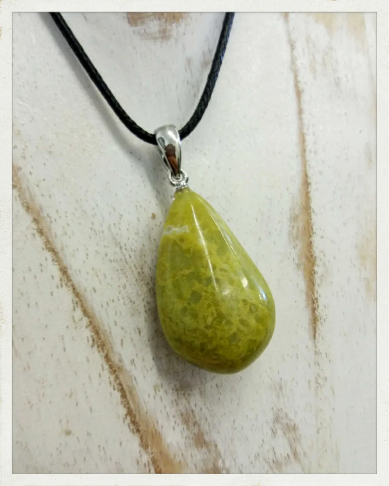 Colgante de ópalo pistacho