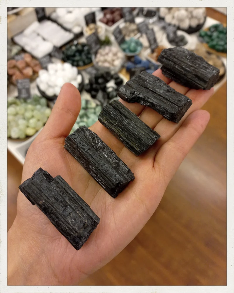 Turmalina negra en bruto mediana