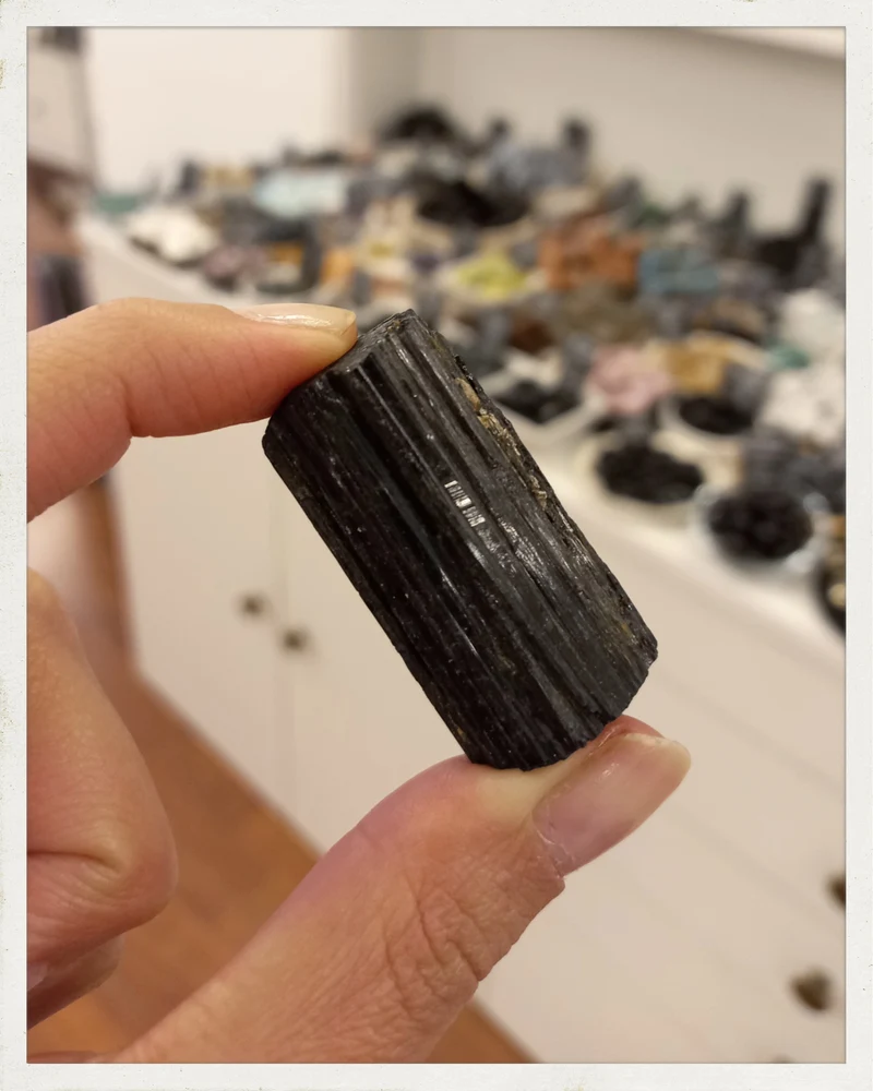 Turmalina negra en bruto mediana