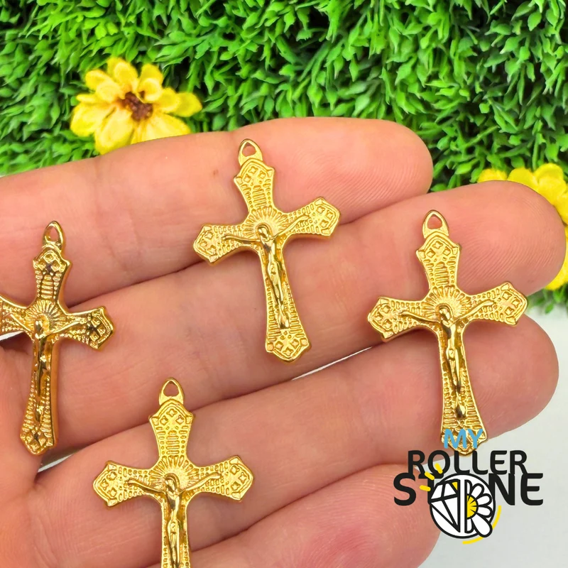 Colgante de cruz de Jesús de acero chapado en oro