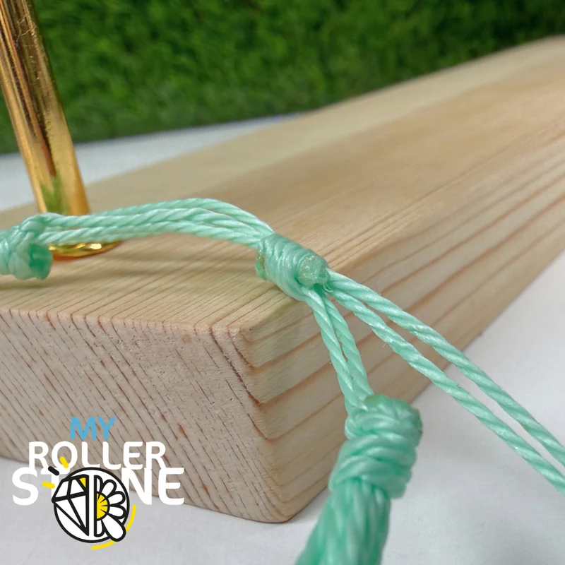 Pulsera de cordón encerado verde con cuentas