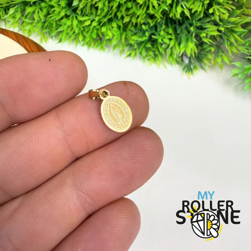 Colgante con medalla de Nuestra Señora de Guadalupe – Acero inoxidable chapado en oro