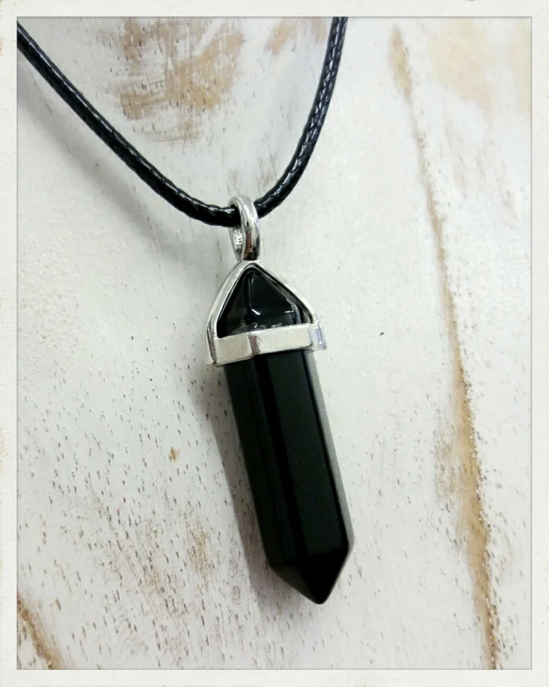 Colgante punta biterminada de obsidiana