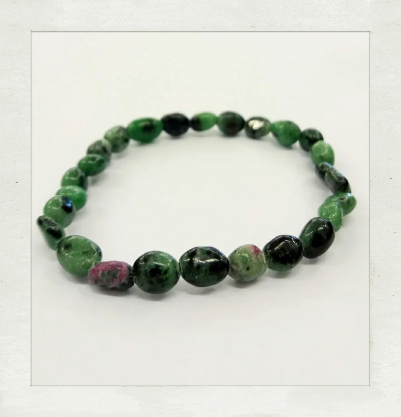 Pulsera de zoisita con rubí