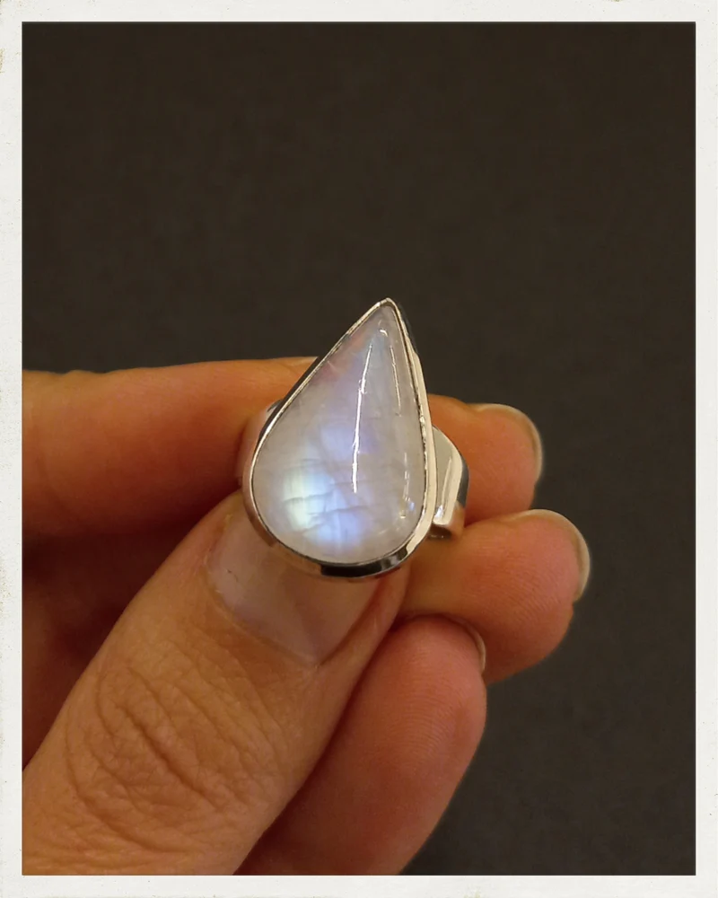 Sortija de piedra luna y plata (EXCLUSIVO ONLINE)