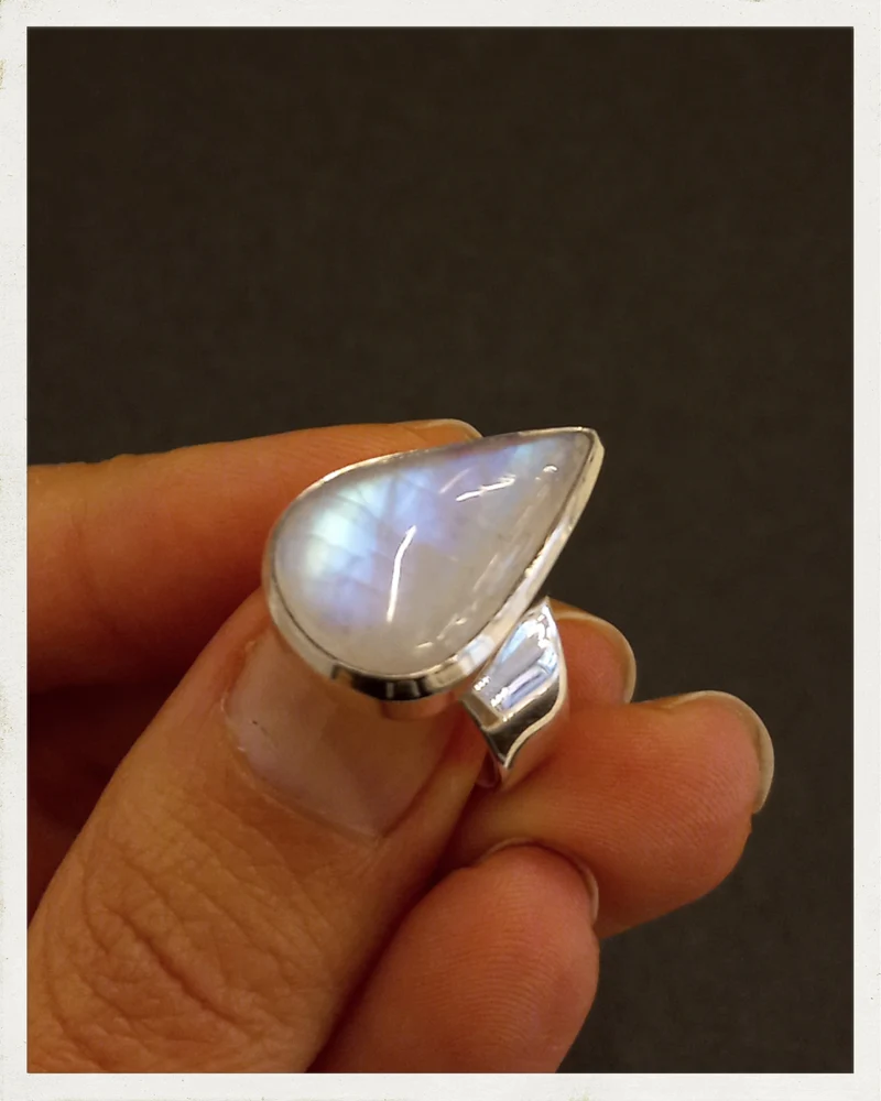 Sortija de piedra luna y plata (EXCLUSIVO ONLINE)