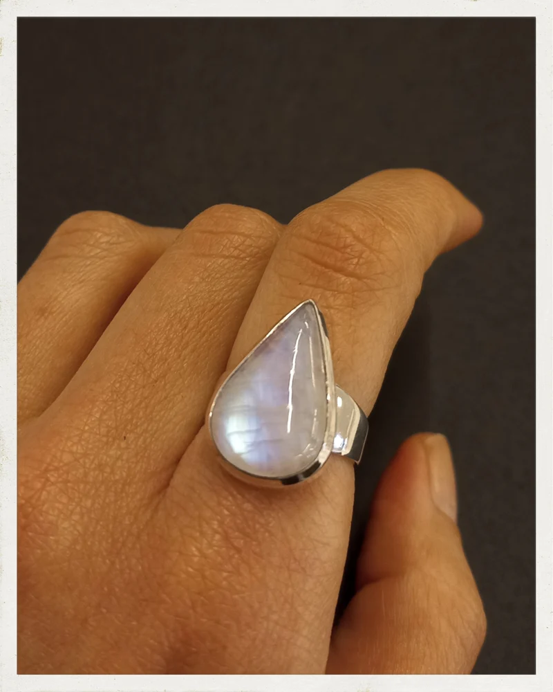 Sortija de piedra luna y plata (EXCLUSIVO ONLINE)