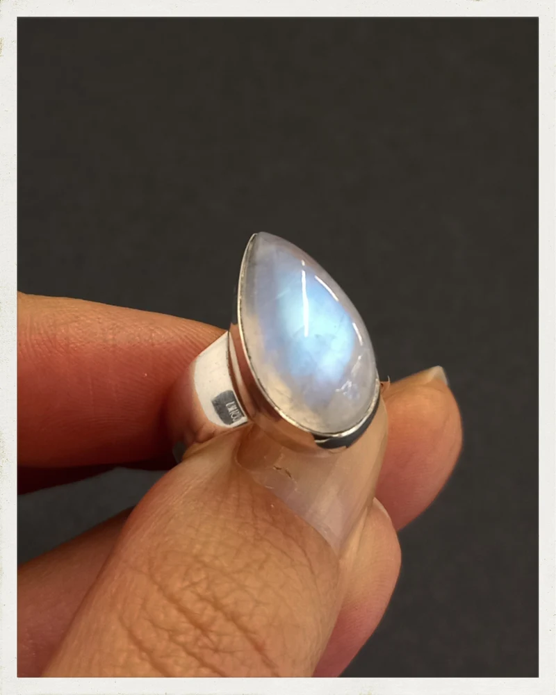 Sortija de piedra luna y plata (EXCLUSIVO ONLINE)