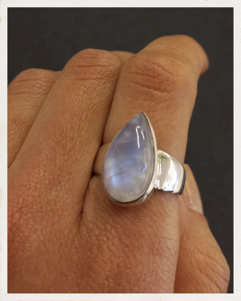 Sortija de piedra luna y plata (EXCLUSIVO ONLINE)