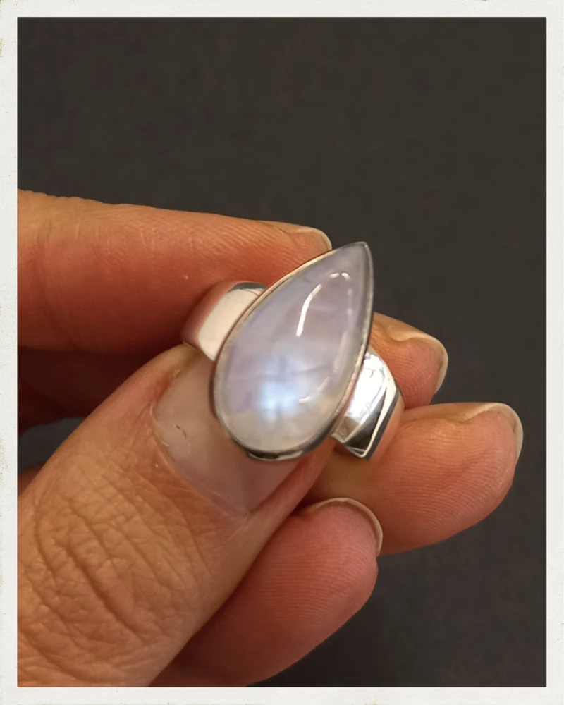 Sortija de piedra luna y plata (EXCLUSIVO ONLINE)