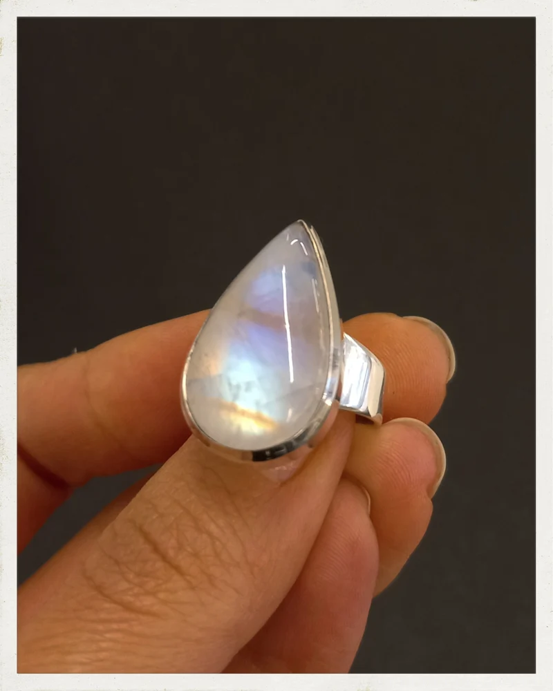 Sortija de piedra luna y plata (EXCLUSIVO ONLINE)