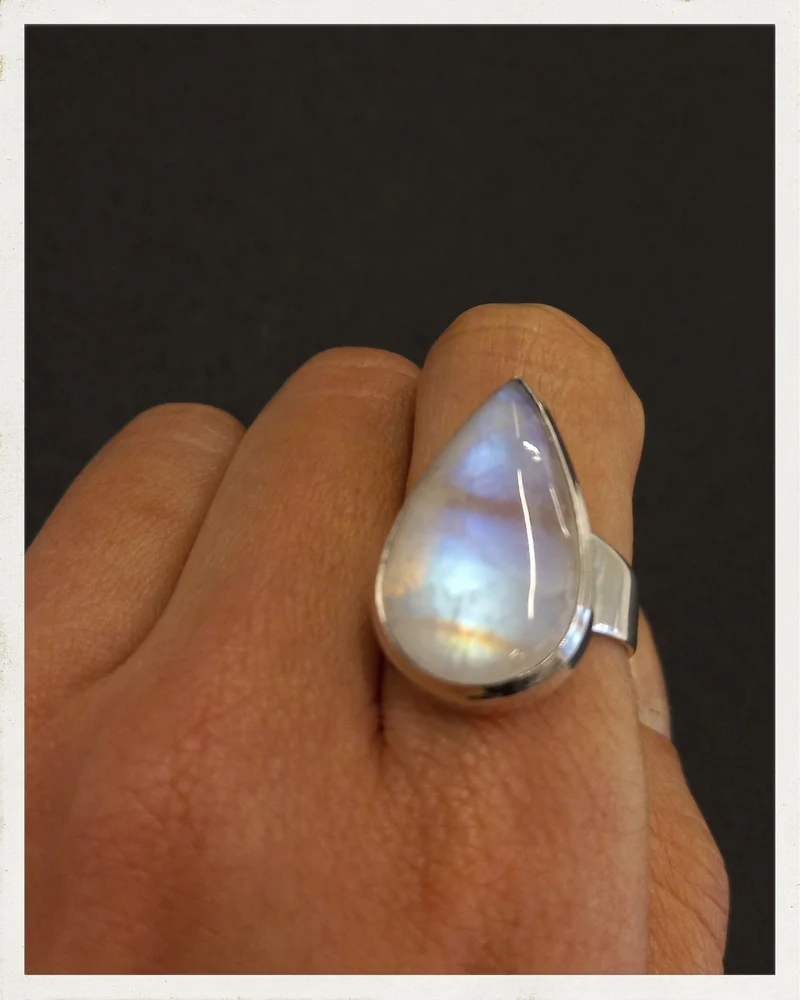 Sortija de piedra luna y plata (EXCLUSIVO ONLINE)