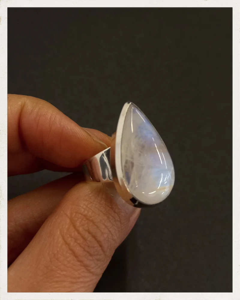 Sortija de piedra luna y plata (EXCLUSIVO ONLINE)