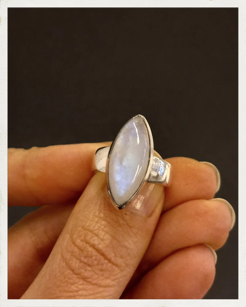 Sortija de piedra luna y plata (EXCLUSIVO ONLINE)