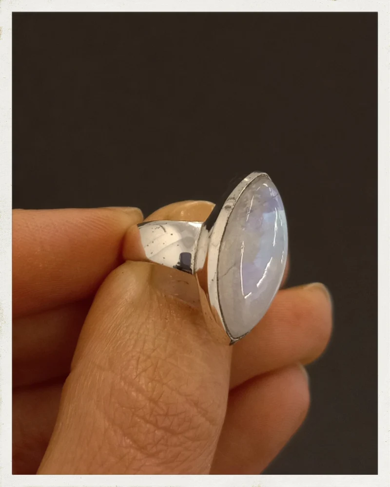 Sortija de piedra luna y plata (EXCLUSIVO ONLINE)