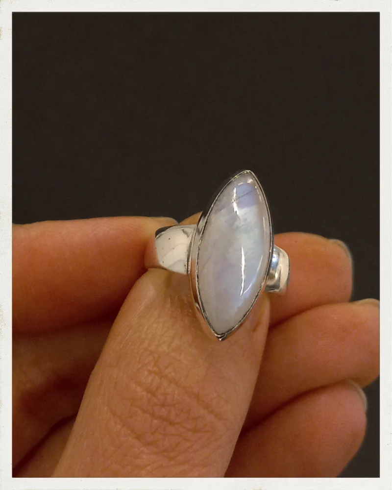 Sortija de piedra luna y plata (EXCLUSIVO ONLINE)