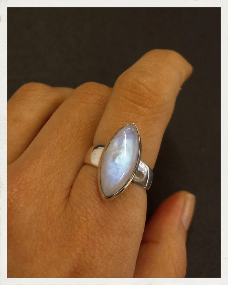 Sortija de piedra luna y plata (EXCLUSIVO ONLINE)